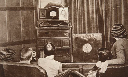 Télévision, développée par John L. Baird, diffusée avec succès (image et son) en 1930